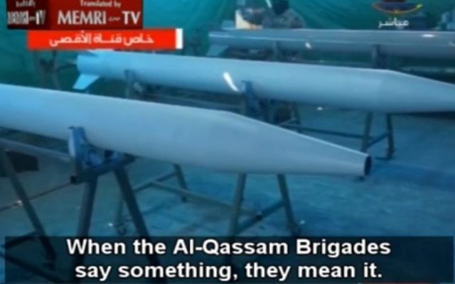 Capture d'écran de la MEMRI d'un reportage de Hamas TV sur la production de roquettes, en août 2014 (Crédit : MEMRI) Capture d'écran de la MEMRI d'un reportage de Hamas TV sur la production de roquettes, en août 2014 (Crédit : MEMRI)