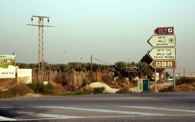 La route 90, près de la ville de Jéricho en Cisjordanie (Crédit photo: Yossi Zamir / Flash90) La route 90, près de la ville de Jéricho en Cisjordanie (Crédit photo: Yossi Zamir / Flash90)