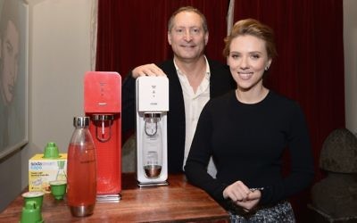 Scarlett Johansson et Daniel Birnbaum de Sodastream. (Crédit : Mike Coppola / Getty Images for SodaStream / via JTA)