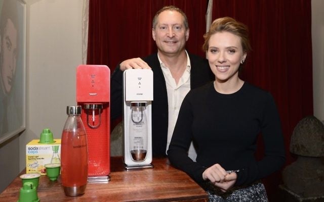 Scarlett Johansson et Daniel Birnbaum de Sodastream. (Crédit : Mike Coppola / Getty Images for SodaStream / via JTA)