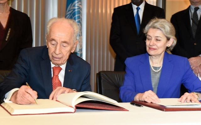 L'ancien président Shimon Peres et la directrice générale de l'UNESCO en train de signer un accord de coopération le 25 mars 2016, au siège de l'UNESCO à Paris (Crédit : Erez Lichtfeld) L'ancien président Shimon Peres et la directrice générale de l'UNESCO en train de signer un accord de coopération le 25 mars 2016, au siège de l'UNESCO à Paris (Crédit : Erez Lichtfeld)
