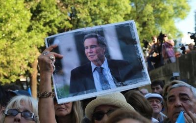 Une veillée à Buenos Aires pour le premier anniversaire de la mort du procureur Alberto Nisman, le 18 janvier 2016. (Crédit : Omer Musa Targal / Agence Anadolu / Getty Images)