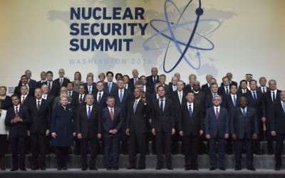Le président américain Barack Obama et d'autres dirigeants mondiaux pour la photo de famille du sommet sur la sûreté nucléaire, à Washington D.C., le 1er avril 2016. (Crédit : AFP / MANDEL NGAN)