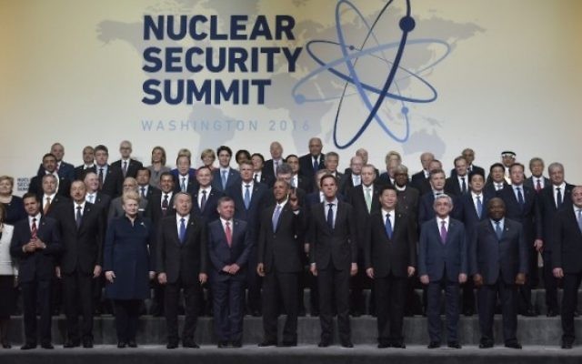 Le président américain Barack Obama et d'autres dirigeants mondiaux pour la photo de famille du sommet sur la sûreté nucléaire, à Washington D.C., le 1er avril 2016. (Crédit : AFP / MANDEL NGAN)
