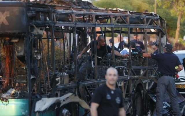 La police inspecte un bus incendié à la suite d'une explosion à Jérusalem le 18 avril 2016. (Crédit : AFP PHOTO / AHMAD GHARABLI) La police inspecte un bus incendié à la suite d'une explosion à Jérusalem le 18 avril 2016. (Crédit : AFP PHOTO / AHMAD GHARABLI)