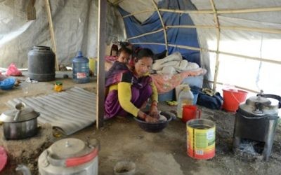 Menuka Rokaya, survivante du tremblement de terre du 24 avril 2015 au Népal, s'occupe de son enfant à Ramechhap, dans la banlieue de Katmandou, le 21 avril 2016. (Crédit : AFP PHOTO / PRAKASH MATHEMA)