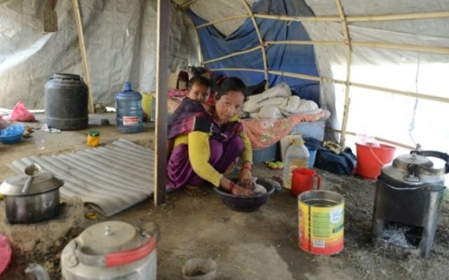 Menuka Rokaya, survivante du tremblement de terre du 24 avril 2015 au Népal, s'occupe de son enfant à Ramechhap, dans la banlieue de Katmandou, le 21 avril 2016. (Crédit : AFP PHOTO / PRAKASH MATHEMA)