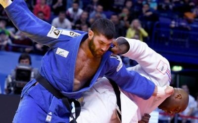 L'Israélien Or Sasson (à gauche) contre le Français Teddy Riner pendant la finale de la catégorie des plus de 100 kg des Championnats d'Europe de judo à Kazan, en Russie, le 23 avril 2016. (Crédit : AFP/Vasily Maximov)