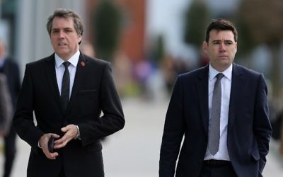 Le député travailliste britannique de Liverpool Walton, Steve Rotheram (à gauche), et le député de Leigh, Andy Burnham (à droite), le 26 avril 2016, à Warrington, Angleterre. (Crédit photo : AFP/Geoff Caddick)