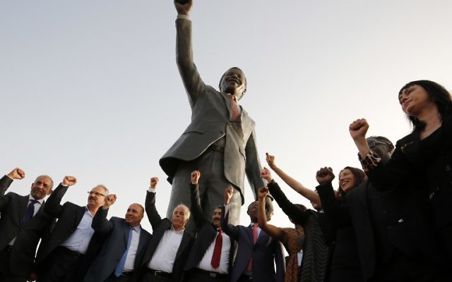 La statue de Nelson Mandela offerte par Johannesburg à Ramallah, le 26 avril 2016 (Crédit : AFP / ABBAS MOMANI)