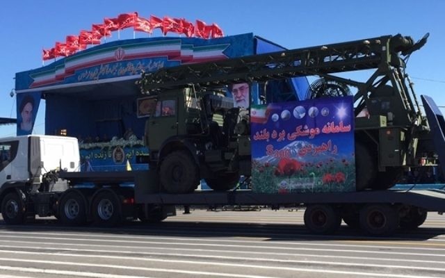 L'Iran exhibe ce qu'il affirme être des morceaux du système de défense aérienne S-300, à Téhéran, le 17 avril 2016. (Crédit :  agence Fars News)
