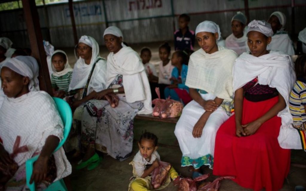 Des membres de la communauté juive éthiopienne Falash Mura attendent la prière avant d'assister au repas du seder de Pessah, dans la synagogue de Gondar, en Ethiopie, le 22 avril 2016. (Crédit : Miriam Alster/FLASH90)