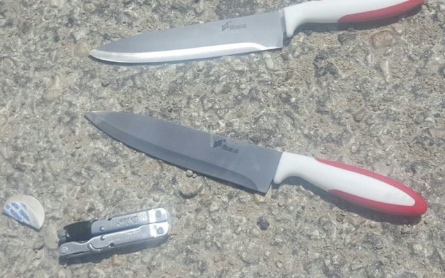 Deux couteaux et un outil multi-usage type Leatherman qu'un couple palestinien aurait prévu d'utiliser pour attaquer des gardes-frontières au checkpoint de Qalandiya, le 27 avril 2016. (Crédit : police israélienne) Deux couteaux et un outil multi-usage type Leatherman qu'un couple palestinien aurait prévu d'utiliser pour attaquer des gardes-frontières au checkpoint de Qalandiya, le 27 avril 2016. (Crédit : police israélienne)