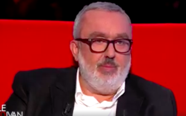 Dominique Farrugia sur le plateau "Le Divan", le 1er mars 2016 (Crédit : Capture d’écran) Dominique Farrugia sur le plateau "Le Divan", le 1er mars 2016 (Crédit : Capture d’écran)