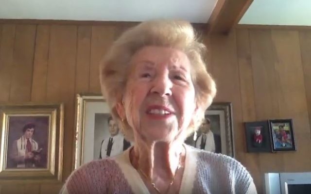 Hermina Hirsch, survivante de l'Holocauste américaine de 89 ans, chante "La bannière étoilée" dans une vidéo devenue virale, en avril 2016. (Crédit : capture d'écran YouTube/CBS Detroit)