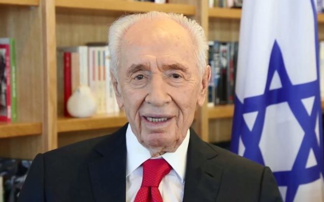 Shimon Peres, ancien président, souhaite un bon 90e anniversaire à la reine Elizabeth II d'Angleterre, le 21 avril 2016. (Crédit : capture d'écran) Shimon Peres, ancien président, souhaite un bon 90e anniversaire à la reine Elizabeth II d'Angleterre, le 21 avril 2016. (Crédit : capture d'écran)