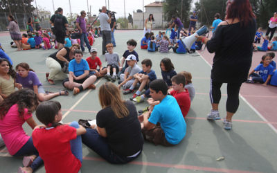 Des élèves israéliens participent à un exercice contre les tremblements de terre dans leur école de Jérusalem, le 21 octobre 2012. (Crédit : Oren Nahshon/Flash90)