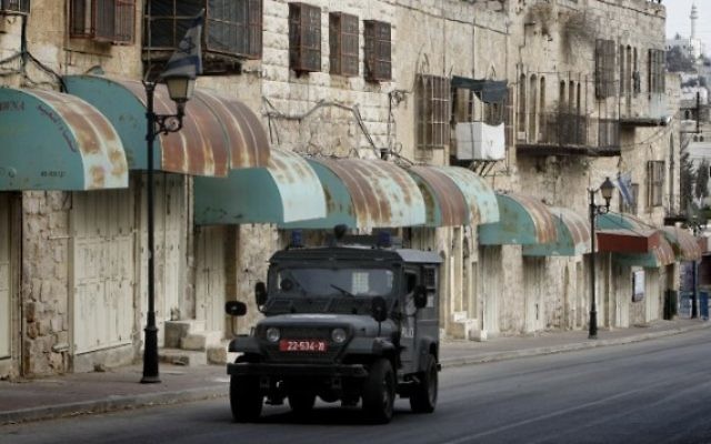 Une jeep de l'armée israélienne en Cisjordanie, le 7 novembre 2013. Illustration. (Crédit : Miriam Alster/Flash90)