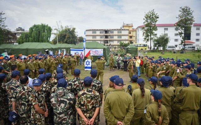Les soldats israéliens établissent un hôpital de campagne avec l'armée népalaise, au Népal, à la suite du tremblement de terre meurtrier, le 29 avril 2015. (Crédit : unité des porte-paroles de l'armée israélienne)