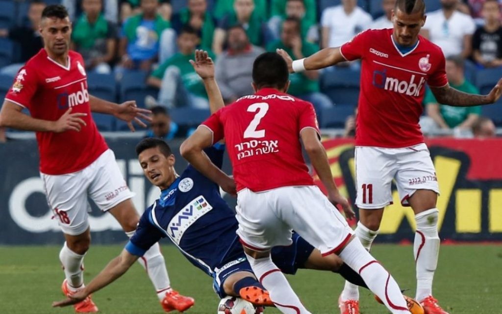 Les joueurs de l'Hapoel Beersheba (en rouge) contre l'Hapoel Afula pendant la demi-finale de la coupe israélienne au Teddy Stadium de Jérusalem, le 29 avril 2015. (Crédit : Yonatan Sindel/Flash90) Les joueurs de l'Hapoel Beersheba (en rouge) contre l'Hapoel Afula pendant la demi-finale de la coupe israélienne au Teddy Stadium de Jérusalem, le 29 avril 2015. (Crédit : Yonatan Sindel/Flash90)