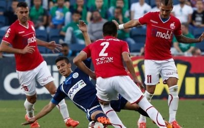 Les joueurs de l'Hapoel Beersheba (en rouge) contre l'Hapoel Afula pendant la demi-finale de la coupe israélienne au Teddy Stadium de Jérusalem, le 29 avril 2015. (Crédit : Yonatan Sindel/Flash90)