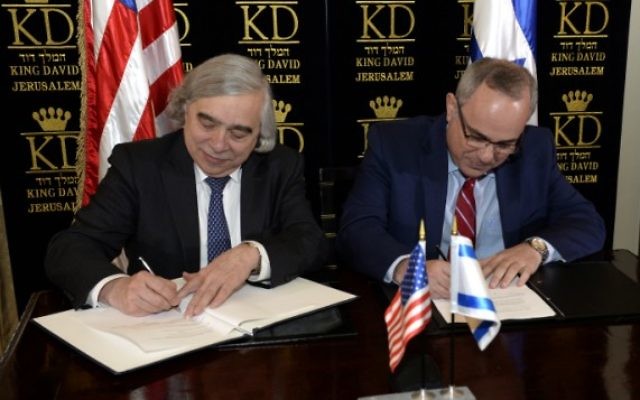 Le secrétaire à l’Energie des Etats-Unis Ernest Moriz (à gauche) et Yuval Steinitz, le ministre des Infrastructures nationales, de l’Energie et des Ressources en eau d’Israël pendant la signature d'un accord étendant la coopération énergétique entre les deux pays, à l'hôtel King David de Jérusalem, le 4 avril 2016. (Crédit : Matty Stern/ambassade américaine à Tel Aviv)