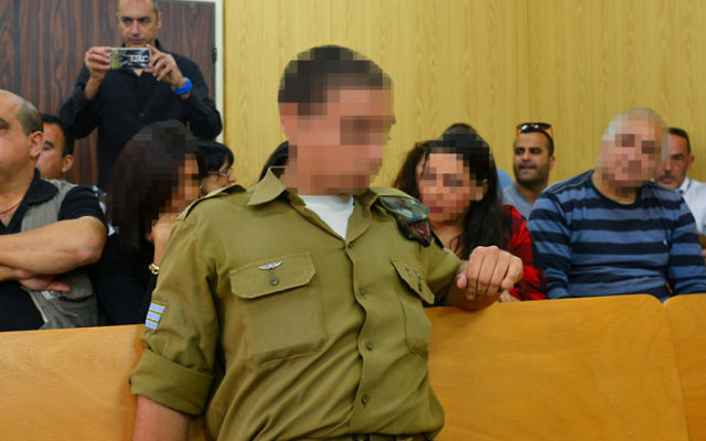 Le soldat israélien accusé d'avoir tiré sur un terroriste palestinien à Hébron, pendant une audience du tribunal militaire à Tel-Aviv, le 5 avril 2016. (Crédit : Flash90) Le soldat israélien accusé d'avoir tiré sur un terroriste palestinien à Hébron, pendant une audience du tribunal militaire à Tel-Aviv, le 5 avril 2016. (Crédit : Flash90)