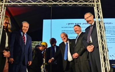 Le Premier ministre Benjamin Netanyahu (deuxième à gauche) et d'autres officiels, dont le président Reuven Rivlin (troisième à droite) pendant la cérémonie de pose de la pierre inaugurale pour la nouvelle bibliothèque nationale à Jérusalem, le 5 avril 2016. (Crédit : Kobi Gideon / GPO)