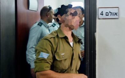 Un soldat israélien accusé d'avoir tué un terroriste palestinien à Hébron, pendant une audition devant la cour, à Jaffa, le 7 avril 2016. (Crédit : Flash90)
