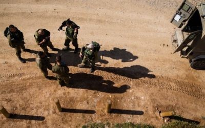 Des soldats israéliens en patrouille juste devant le centre de la bande de Gaza, le 13 avril 2016. (Crédit : Corinna Kern/Flash90)