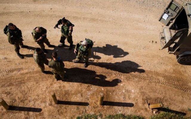 Des soldats israéliens en patrouille juste devant le centre de la bande de Gaza, le 13 avril 2016. (Crédit : Corinna Kern/Flash90)