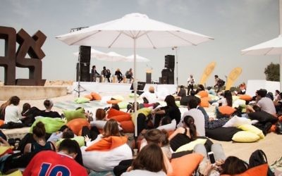 Les jeunes au Sommet Forbes au Musée d'Israël à Jérusalem, le 6 avril 2015 (Crédit : Twitter via JTA)