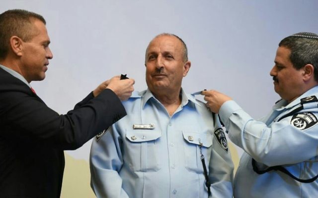 Jamal Hakrouch est entré dans la police en 1978 et a occupé de nombreux postes pour finalement obtenir le grade le plus élevé, celui de commissaire. (Crédit photo : police israélienne)