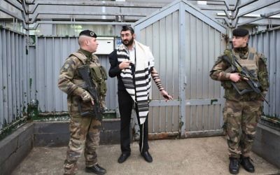 Des soldats devant une école du Habad à Paris, le 16 novembre 2015. (Crédit : Israel Bardugo/autorisation de l'amicale internationale des chrétiens et des juifs, via JTA)