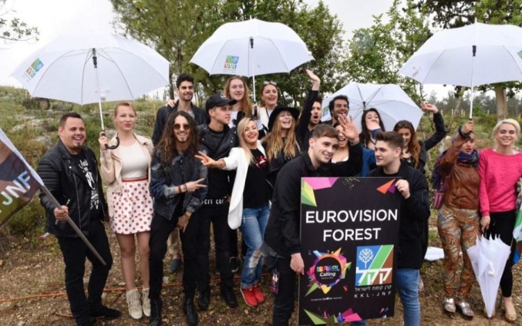Les participants à l'Eurovision devant des arbres plantés par Israël dans une forêt du FNJ - KKL, visitée dans le cadre d'un voyage de trois jours parrainé par le ministère du Tourisme israélien, le 12 avril 2016. (Crédit : Avi Hayun)