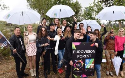 Les participants à l'Eurovision devant des arbres plantés par Israël dans une forêt du FNJ - KKL, visitée dans le cadre d'un voyage de trois jours parrainé par le ministère du Tourisme israélien, le 12 avril 2016. (Crédit : Avi Hayun)