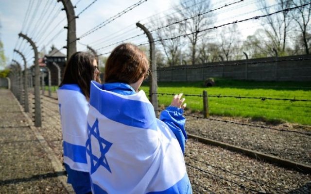 Des lycéens israéliens pendant la Marche des Vivants à Auschwitz, en Pologne, le 16 avril 2015. (Crédit : Yossi Zeliger/Flash90)