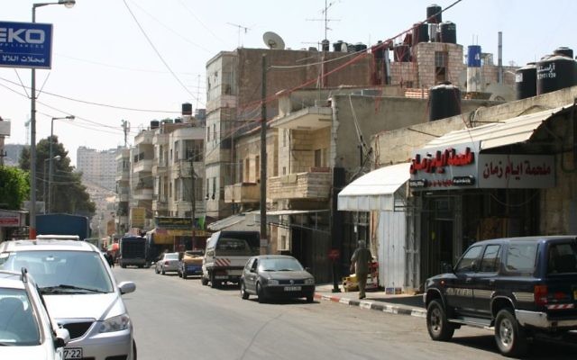 Une vue de la ville de Ramallah en Cisjordanie (Crédit : CC-BY Ralph Lotus (Sicherlich) / Wikimedia Commons)