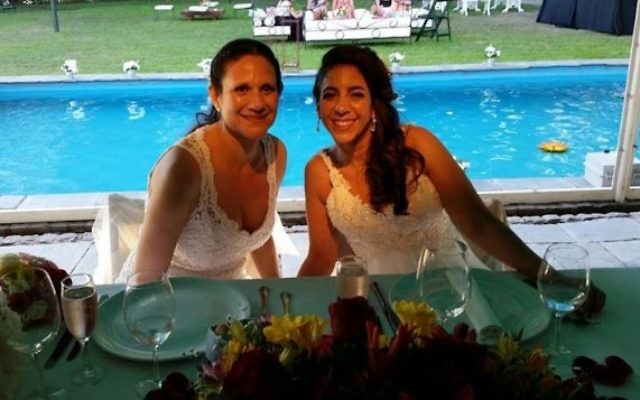 Vicky Escobar, à gauche, et Romi Charur se marieront dans une synagogue en Argentine. (Crédit : Facebook via JTA)