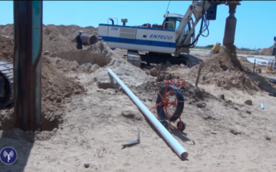 Soldats et civils israéliens utilisent un équipement lourd pour découvrir un tunnel d'attaque du Hamas, près de la frontière avec la bande de Gaza en avril 2016. (Crédit : unité des portes-paroles de l'armée israélienne, vidéo diffusée le 18 avril 2016) Soldats et civils israéliens utilisent un équipement lourd pour découvrir un tunnel d'attaque du Hamas, près de la frontière avec la bande de Gaza en avril 2016. (Crédit : unité des portes-paroles de l'armée israélienne, vidéo diffusée le 18 avril 2016)