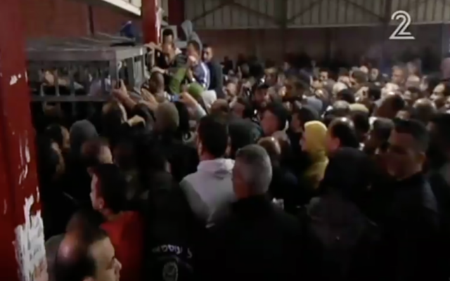 Capture d'écran d'un reportage de la Deuxième chaîne au checkpoint de Qalandiya, le 15 avril 2016, qui montre les difficultés des travailleurs palestiniens pour passer de Cisjordanie en Israël. (Crédit : capture d'écran de la Deuxième chaîne) Capture d'écran d'un reportage de la Deuxième chaîne au checkpoint de Qalandiya, le 15 avril 2016, qui montre les difficultés des travailleurs palestiniens pour passer de Cisjordanie en Israël. (Crédit : capture d'écran de la Deuxième chaîne)