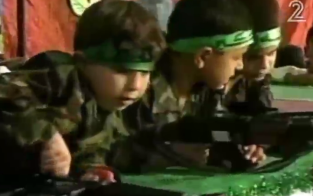 Des petites garçons palestiniens jouent avec de fausses armes dans une pièce de théâtre jouée à Gaza dans le cadre du Festival de Palestine pour les enfants et l'éducation, en avril 2016. (Crédit : capture d'écran Deuxième chaîne) Des petites garçons palestiniens jouent avec de fausses armes dans une pièce de théâtre jouée à Gaza dans le cadre du Festival de Palestine pour les enfants et l'éducation, en avril 2016. (Crédit : capture d'écran Deuxième chaîne)