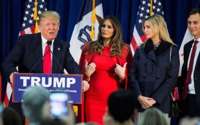 Donald Trump pendant un évènement de campagne, accompagné par (de gauche à droite) son épouse Melania Trump, sa fille Ivanka Trump et son mari, Jared Kushner, à Waterloo, dans l'Iowa, le 1er février 2016. (Crédit : JTA/Samuel Corum/Anadolu Agency/Getty Images) Donald Trump pendant un évènement de campagne, accompagné par (de gauche à droite) son épouse Melania Trump, sa fille Ivanka Trump et son mari, Jared Kushner, à Waterloo, dans l'Iowa, le 1er février 2016. (Crédit : JTA/Samuel Corum/Anadolu Agency/Getty Images)