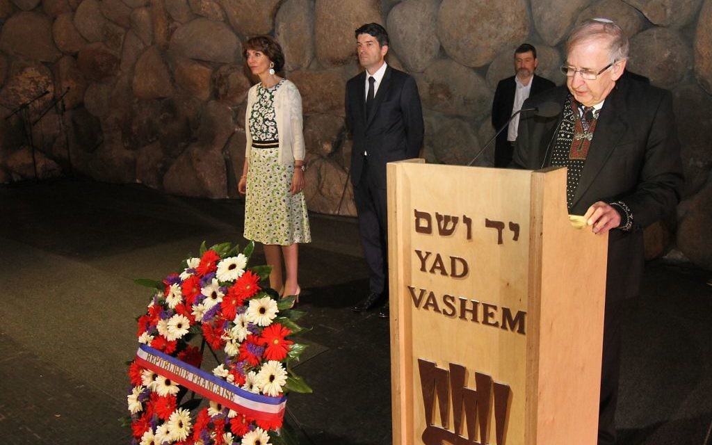 La ministre française de la Santé et des Affaires sociales, Marisol Touraine et Patrick Maisonnave, Ambassadeur de France, à Yad Vashem, le 31 mars 2016. (Crédit : Ambassade de France en Israël / Marine Crouzet)