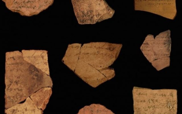Inscriptions en hébreu ancien remontant à 2 500 ans découvertes près de Arad. (Crédit : université de Tel Aviv/Michael Kordonsky, autorité israélienne des antiquités)