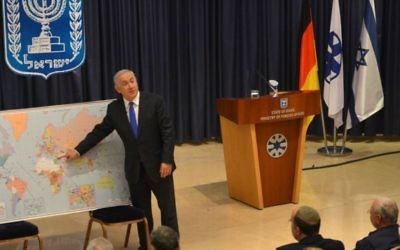 Le Premier ministre Benjamin Netanyahu avec une délégation de jeunes dirigeants d'Allemagne au ministère des Affaires étrangères, le 3 décembre 2015. (Crédit : Kobi Gideon/GPO)