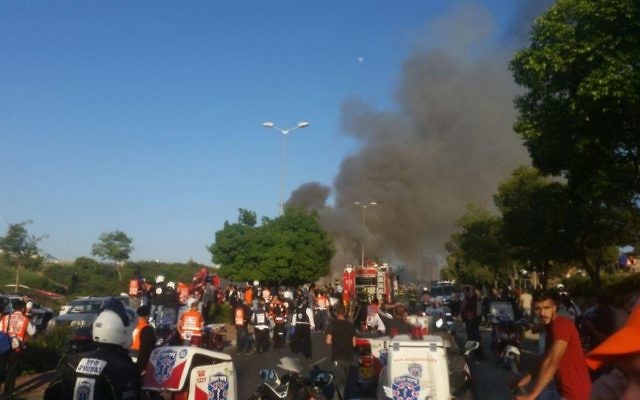 Les premiers secours sur la scène d'une explosion d'un bus à Jérusalem, le 18 avril 2016. (Crédit : porte-parole Ihud Hazalah) Les premiers secours sur la scène d'une explosion d'un bus à Jérusalem, le 18 avril 2016. (Crédit : porte-parole Ihud Hazalah)