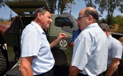 Le ministre de la Défense, Moshe Ya’alon (à droite), et le tout nouveau directeur du ministère de la Défense, Udi Adam. (ministère de la Défense)