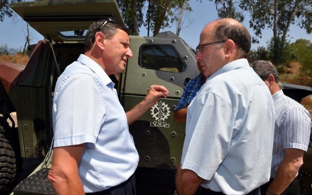 Le ministre de la Défense, Moshe Ya’alon (à droite), et le tout nouveau directeur du ministère de la Défense, Udi Adam. (ministère de la Défense)