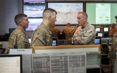 Joseph F. Dunford Jr., parle avec des soldats affectés à la Force multinationale d'observateurs au Camp el-Gorah dans la péninsule du Sinaï en Egypte, le 21 février 2016. (Créit : D. Myles Cullen / US Département de la Défense)